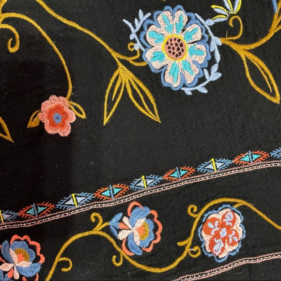 Ann Taylor LOFT Beautiful Embroidered Short Skirt Black w/Floral Design 4P - Picture 2 of 6